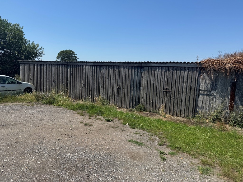 Lot: 137 - THREE-BEDROOM SEMI-DETACHED HOUSE - RESIDENTIAL INVESTMENT - Garage block